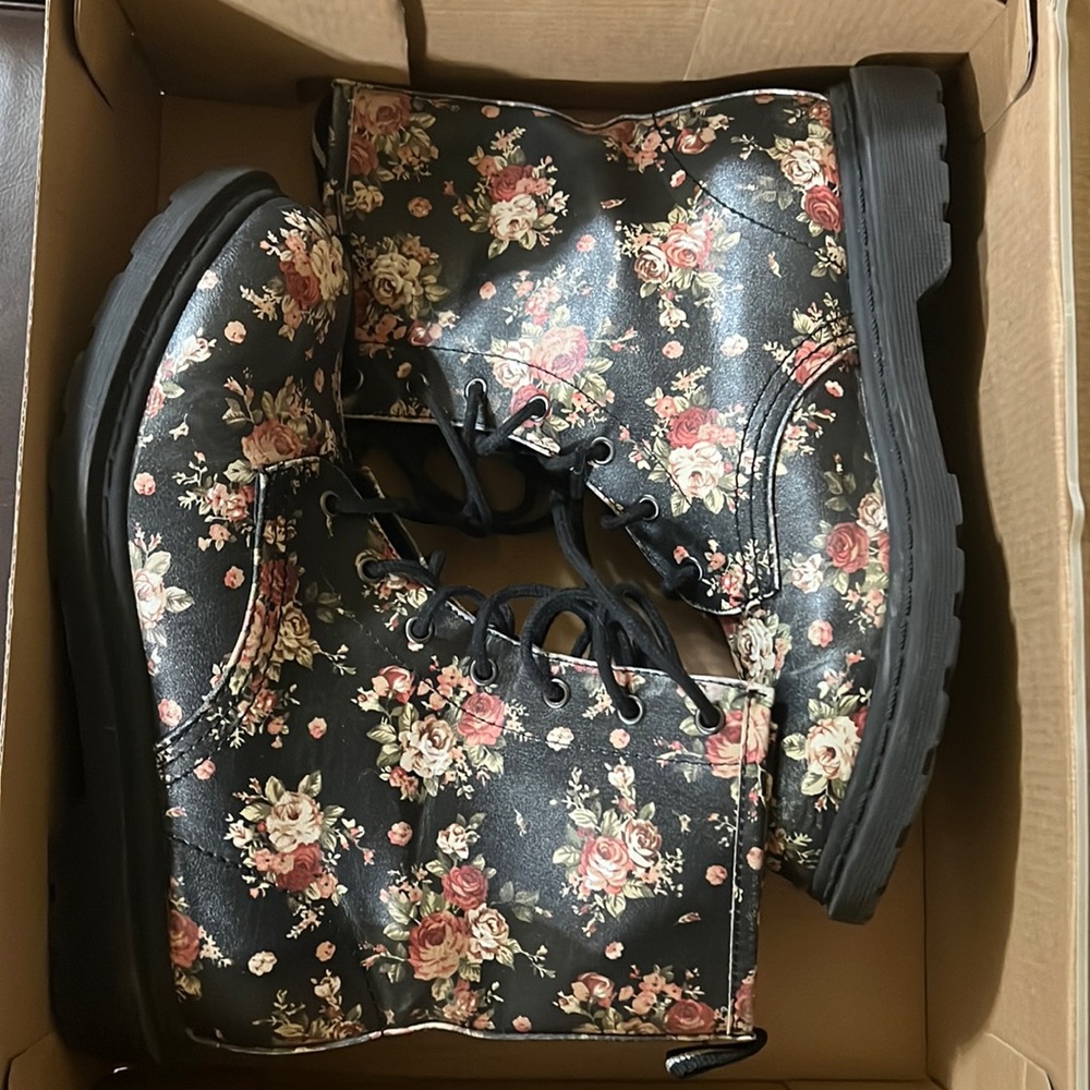 EUC Arizona Black Floral Lace Up Combat Boots